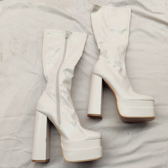 Mixx Shuz White Platform Heel, size 8 - Picture 2 of 3